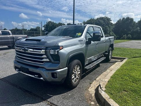 Used 2025 Chevrolet Silverado 2500 High Country w/ Technology Package AWD/4WD image 3