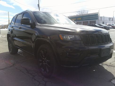 Used 2017 Jeep Grand Cherokee Altitude image 7