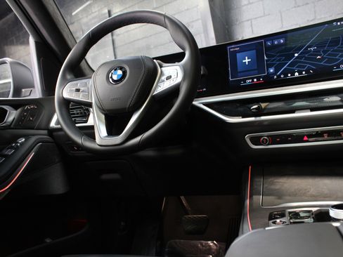 Used 2024 BMW X7 xDrive40i w/ Climate Comfort Package image 54