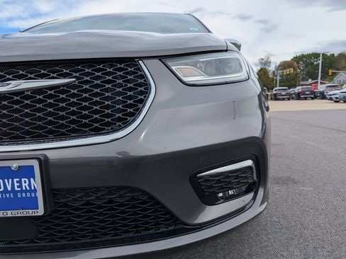 Used 2023 Chrysler Pacifica Limited image 11