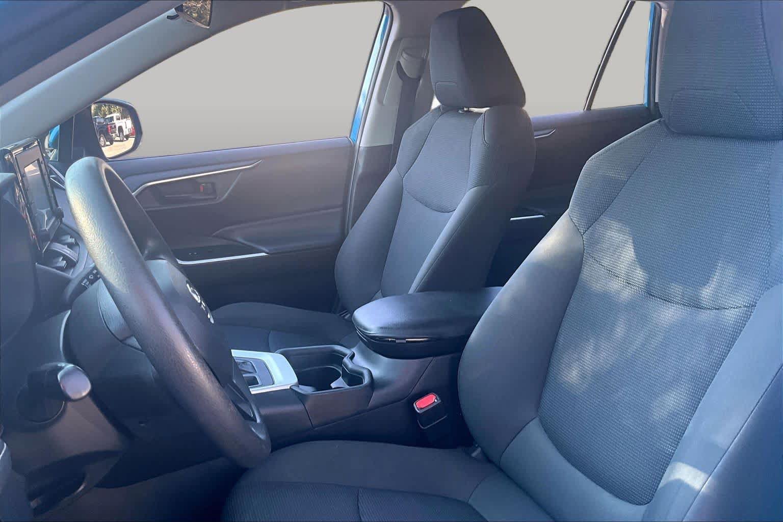 Used 2020 Toyota RAV4 LE w/ Carpet Mat Package AWD/4WD image 8