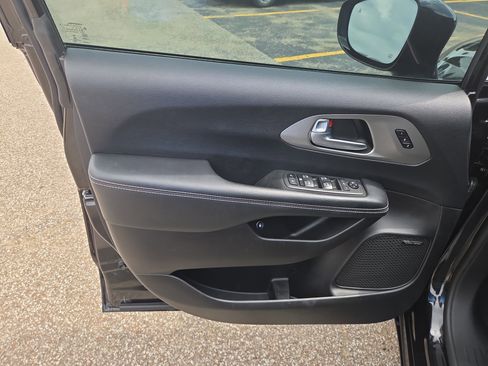 Used 2021 Chrysler Pacifica Limited w/ Uconnect Theater Family Group FWD image 6
