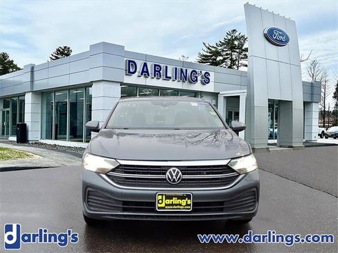 Used 2022 Volkswagen Jetta SE image 2