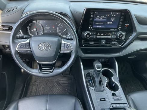 Used 2022 Toyota Highlander XSE FWD image 11