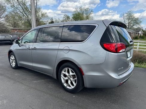 Used 2018 Chrysler Pacifica Touring Plus w/ Tire & Wheel Group FWD image 6