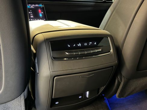 Used 2025 Cadillac Escalade ESV Luxury RWD image 46