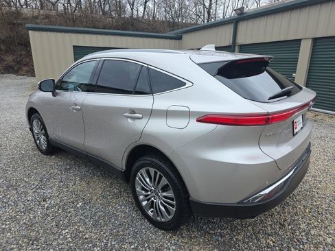 Used 2023 Toyota Venza XLE image 4