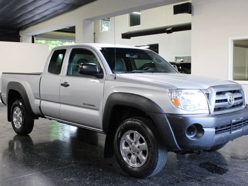 Used 2010 Toyota Tacoma PreRunner RWD image 1
