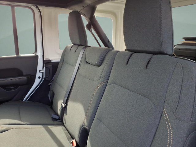 Used 2025 Jeep Wrangler Unlimited Sahara AWD/4WD image 15