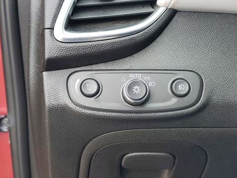 Used 2018 Chevrolet Trax Premier FWD image 15