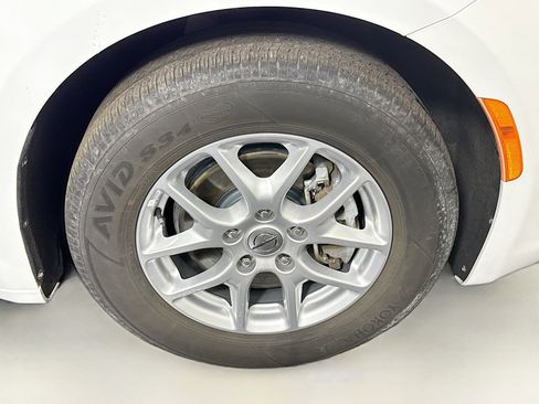 Used 2023 Chrysler Voyager LX image 30