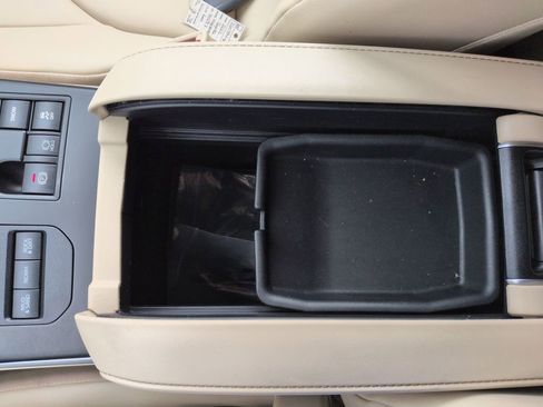 Used 2023 Toyota Highlander XLE AWD/4WD image 26