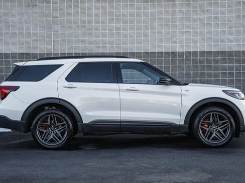 Used 2025 Ford Explorer ST-Line w/ ST-Line Street Pack AWD/4WD image 4