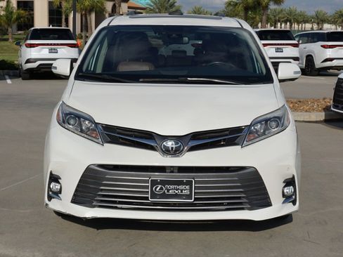 Used 2020 Toyota Sienna Limited Premium image 2