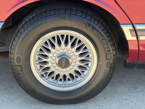 Used 1990 Lincoln Town Car image 17