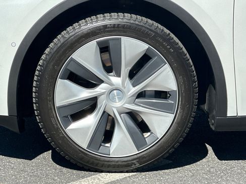 Used 2021 Tesla Model Y Long Range AWD/4WD image 36