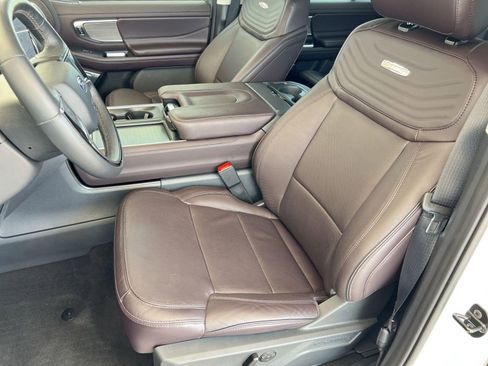 Used 2025 Ford Expedition Platinum w/ Platinum Ultimate Package image 5