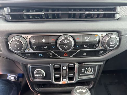 Used 2025 Jeep Wrangler Unlimited Sahara AWD/4WD image 29