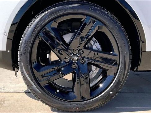 New 2026 Land Rover Discovery Dynamic SE image 15