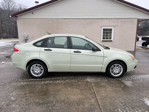 Used 2011 Ford Focus SE image 2