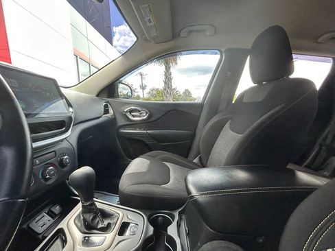 Used 2017 Jeep Cherokee Sport FWD image 15