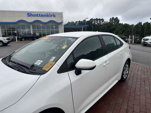 Used 2024 Toyota Corolla LE FWD image 5