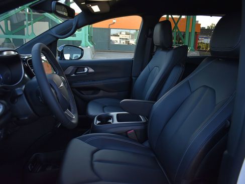 New 2026 Chrysler Pacifica Select image 16