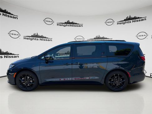 Used 2025 Chrysler Pacifica Limited FWD image 2