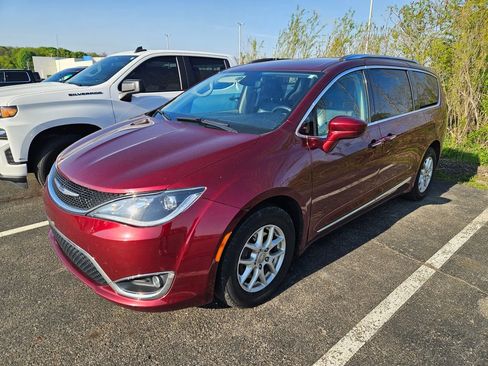 Used 2020 Chrysler Pacifica Touring-L FWD image 1
