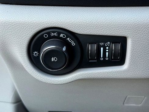 Used 2024 Chrysler Pacifica Touring-L image 16