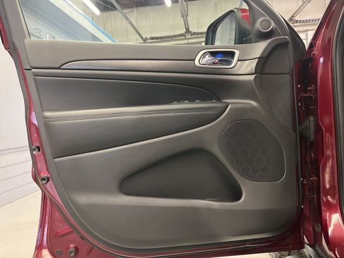 Used 2018 Jeep Grand Cherokee Laredo image 10