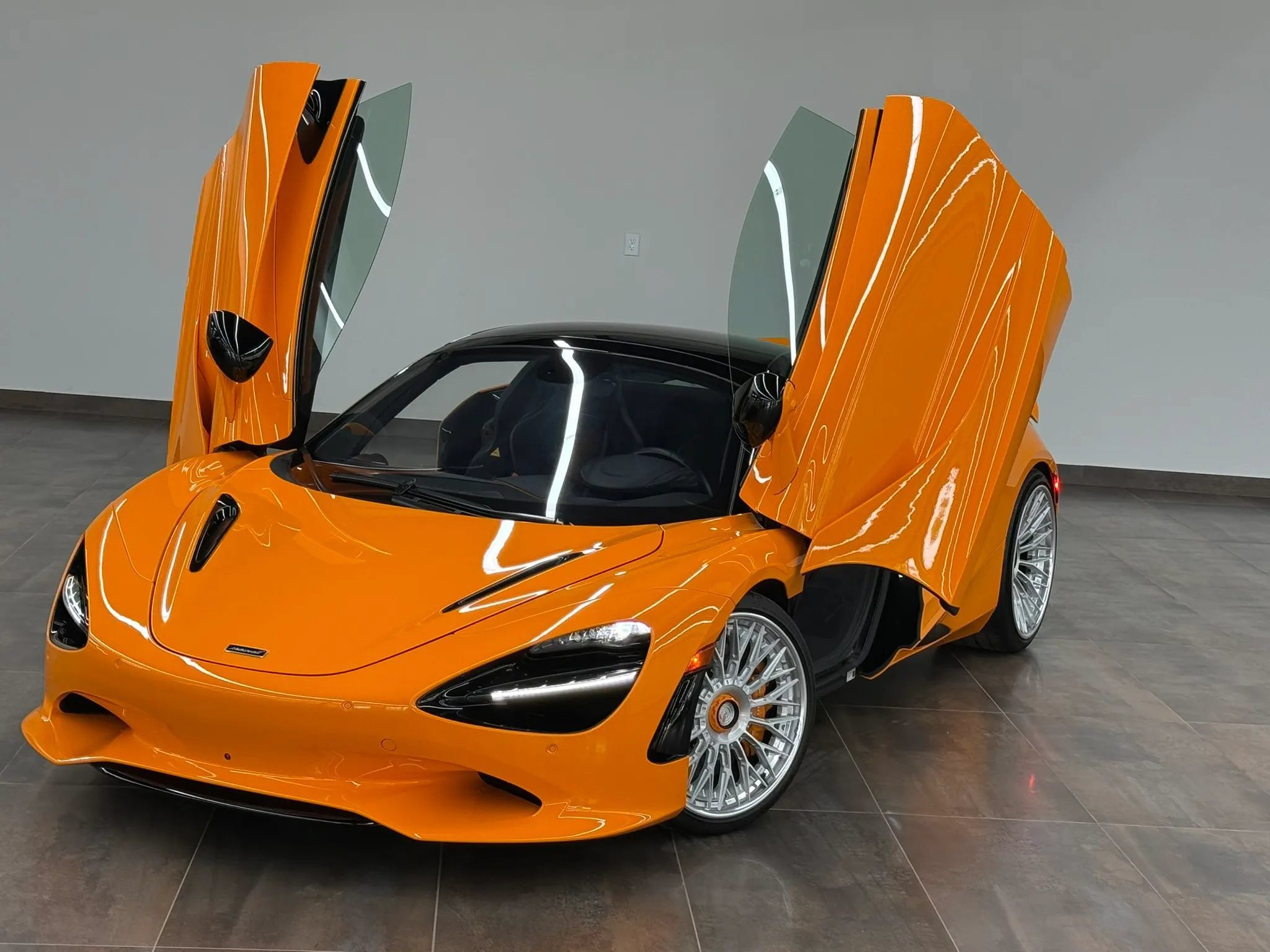 Used 2025 McLaren 750S Spider RWD image 6