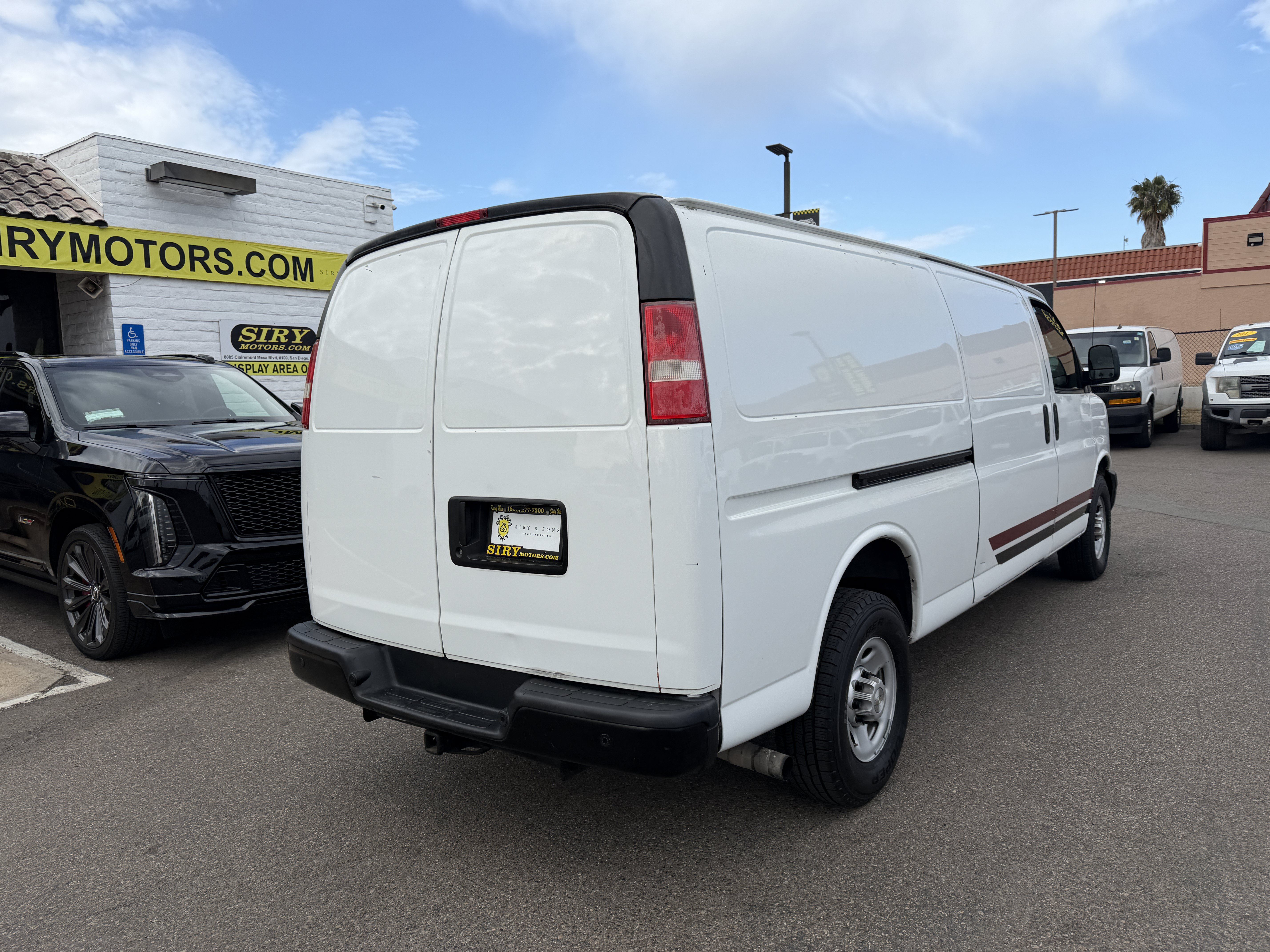 Used 2017 Chevrolet Express 3500 Extended RWD image 3