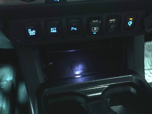 Used 2018 Toyota Tacoma TRD Off-Road w/ Technology Package AWD/4WD image 20