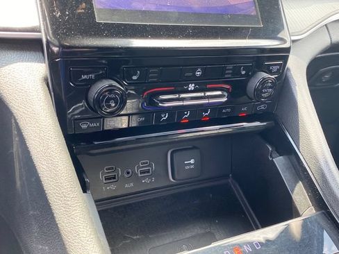 Used 2023 Jeep Grand Cherokee Altitude AWD/4WD image 12