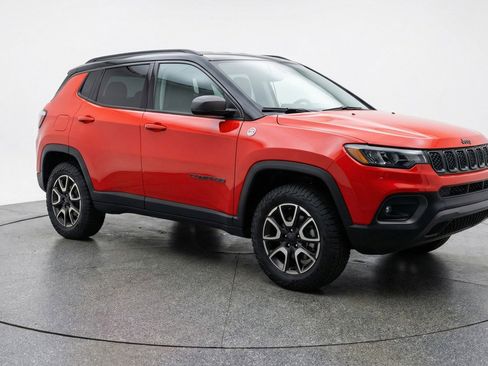 Used 2025 Jeep Compass Trailhawk AWD/4WD image 1