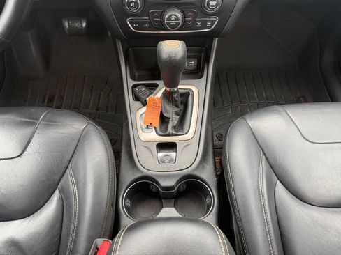 Used 2017 Jeep Cherokee Limited image 16