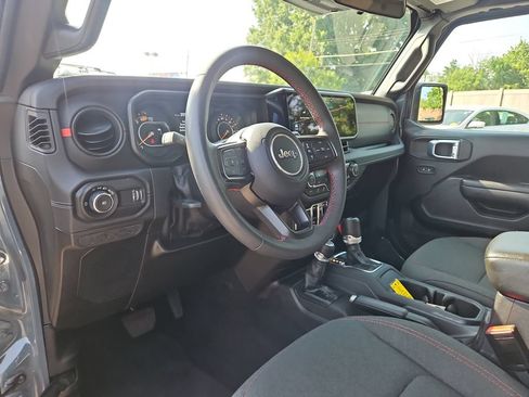 Used 2024 Jeep Wrangler Unlimited Rubicon AWD/4WD image 18