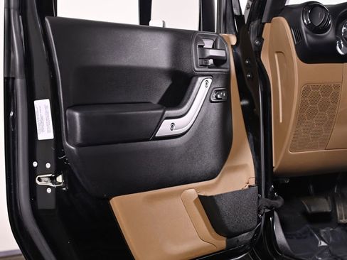 Used 2015 Jeep Wrangler Unlimited Sahara w/ Dual Top Group AWD/4WD image 31