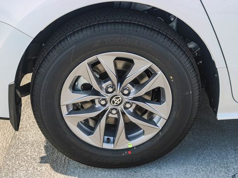 New 2026 Toyota Sienna LE FWD image 12