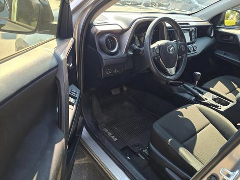 Used 2018 Toyota RAV4 LE FWD image 8