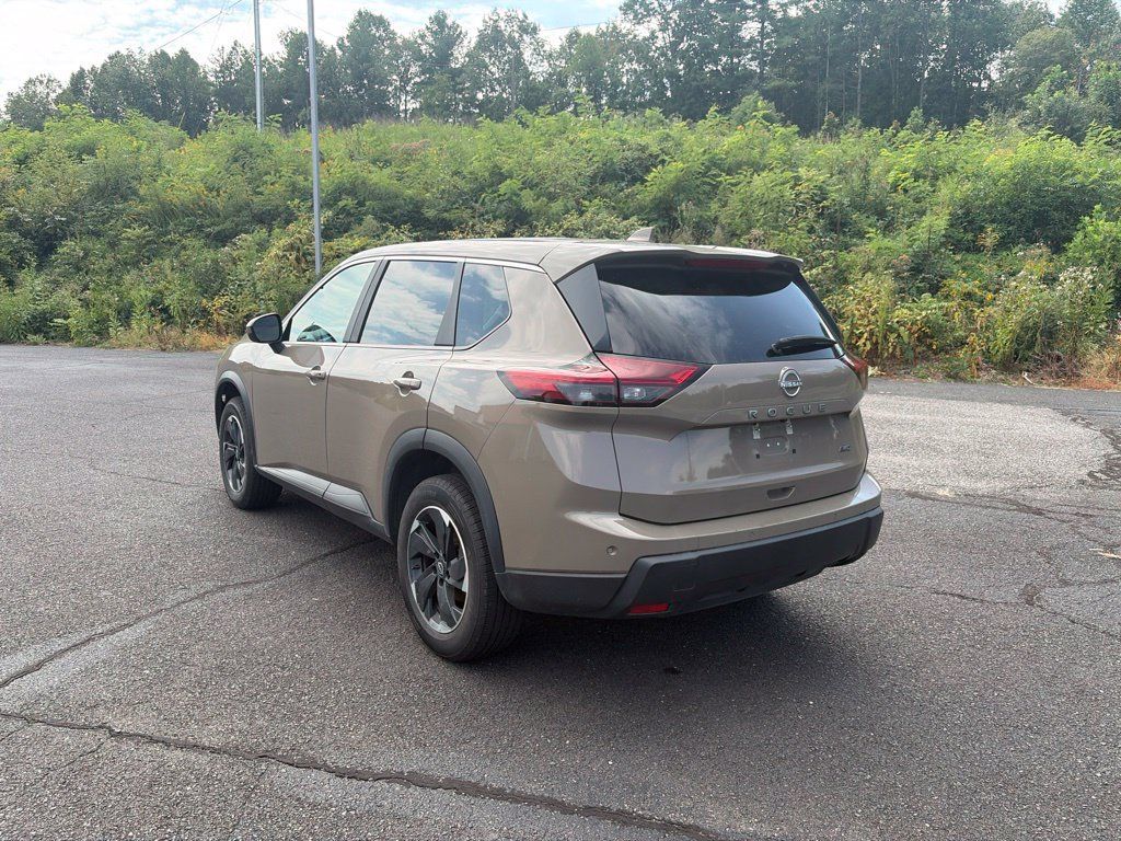Used 2025 Nissan Rogue SV AWD/4WD image 7