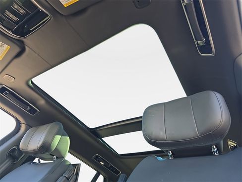Certified 2024 Land Rover Range Rover Long Wheelbase Autobiography image 31