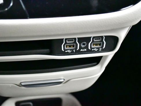 Used 2024 Chrysler Pacifica Limited FWD image 29