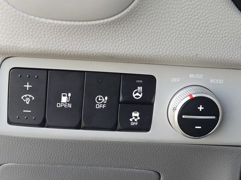 Used 2017 Kia Soul EV + w/ Sun & Fun Package image 25