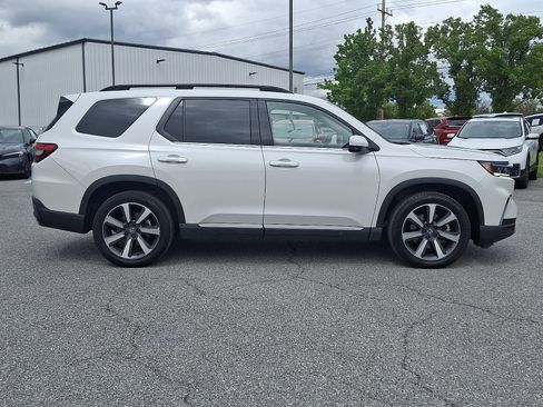 Used 2023 Honda Pilot Touring image 7