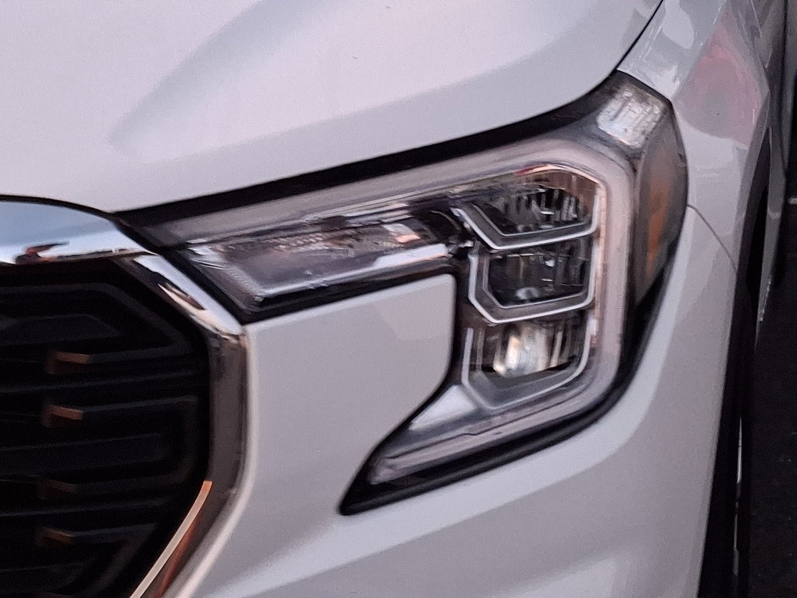 Used 2023 GMC Terrain SLE w/ Driver Convenience Package FWD image 9