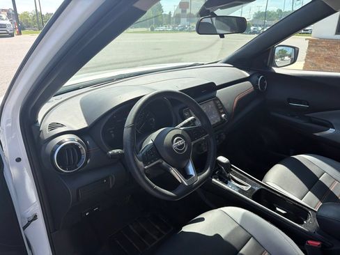 Used 2023 Nissan Kicks SR w/ SR Premium Package FWD image 4