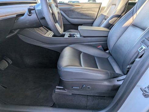 Used 2022 Tesla Model Y Long Range image 11