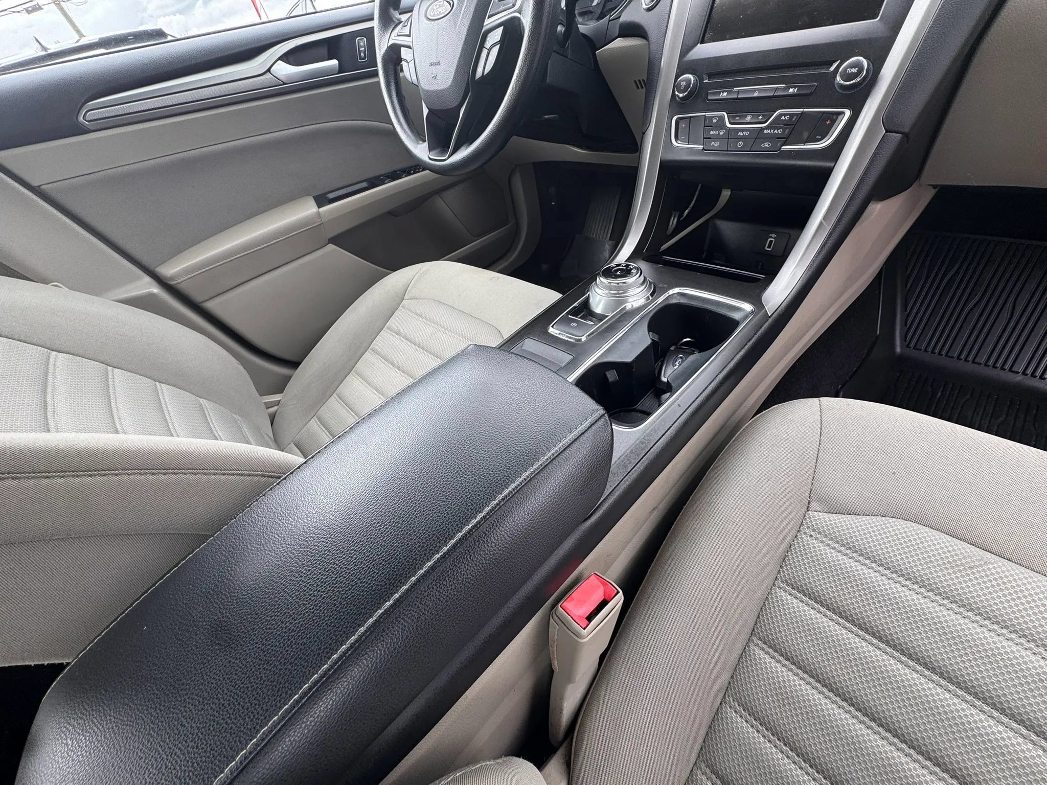 Used 2018 Ford Fusion SE w/ Fusion SE Technology Package FWD image 26